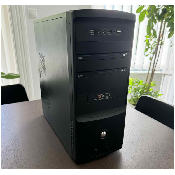 Egyedi használt PC (Core i7, 8GB, 256GB SSD, Int. VGA, Win 11 Home) #1